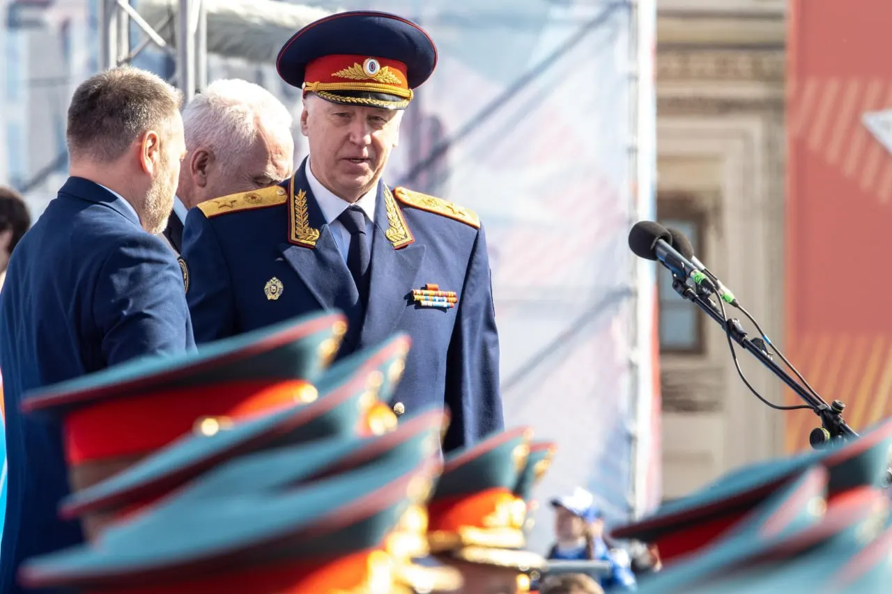 Днём 2 июля на улице Набережной в Волжском человек получил травму от фрагмента отделки козырька крыши. Расследование на контроле у главы СК.