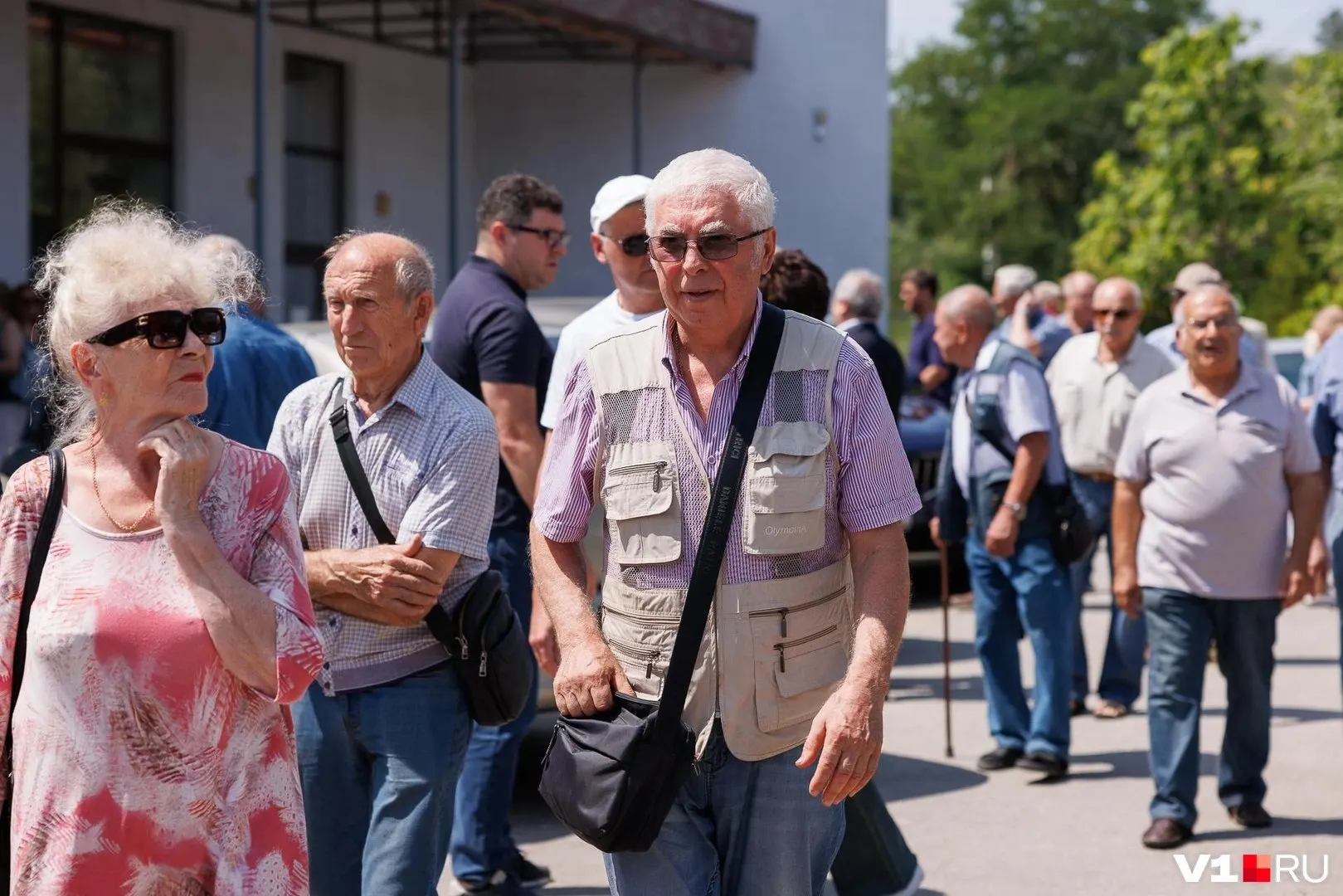 Около сотни человек, в том числе депутаты областной думы, пришли проститься с легендарным руководителем и бывшим депутатом.