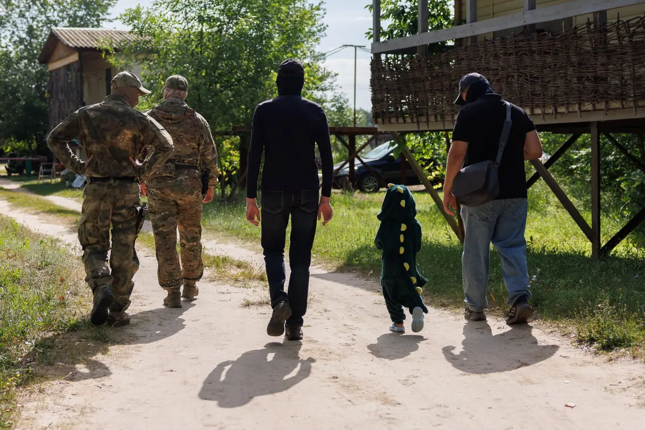 Во время проверок сотрудники обнаружили в лесу пятилетнего мальчика в костюме дракончика. Ребёнка вежливо сопроводили домой, спасатели призвали родителей не оставлять детей без присмотра.