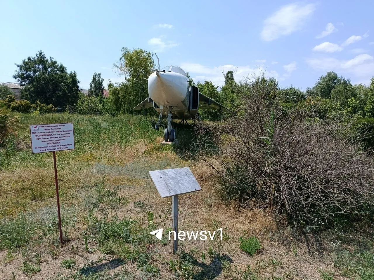 В Камышине детям запретили залезать на танки и самолёты: городские службы объяснили решение риском травм, возможными повреждениями экспонатов и «неуважением к истории». В Волгограде пока штрафы не вводят.