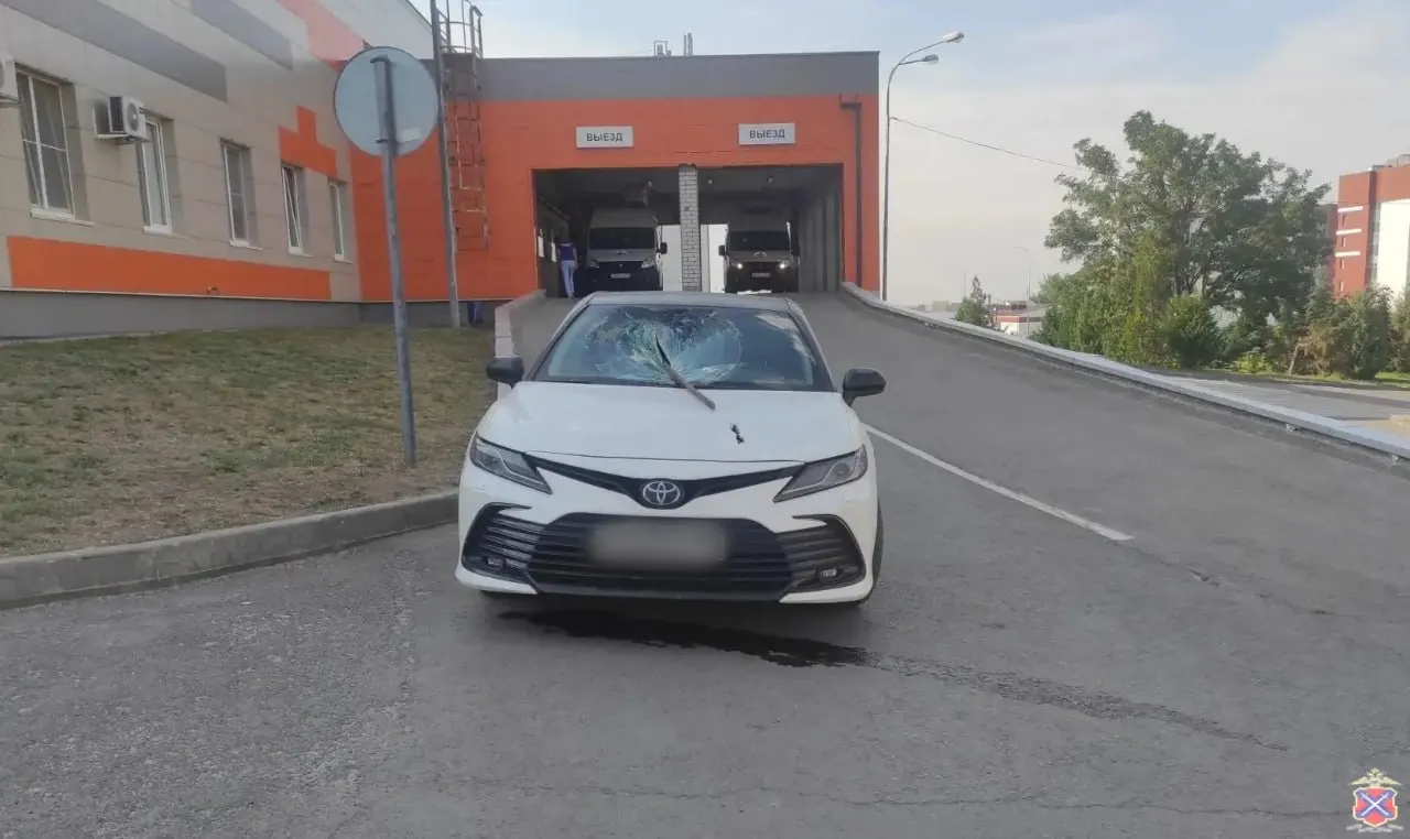 Днем 23 июля в Тракторозаводском районе из-под колес грузовика вылетел металлический лом, который едва не попал в легковую иномарку. Состояние пострадавшего уточняют в региональном минздраве.