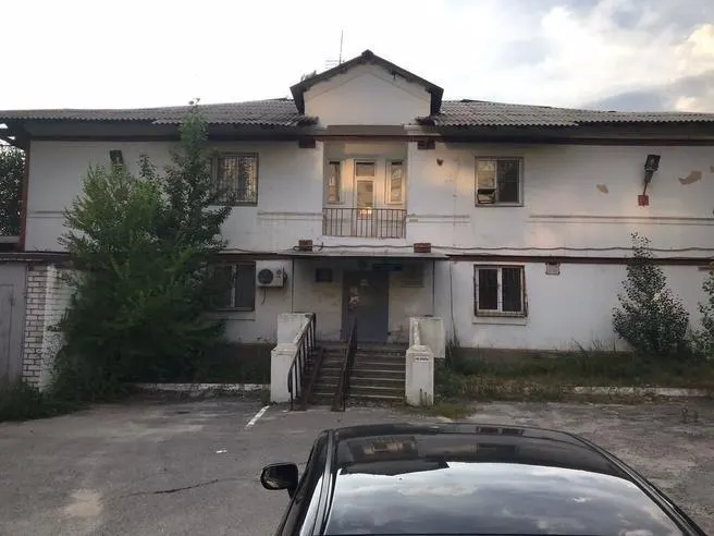 Здание ОГИБДД в Тракторозаводском районе вновь предлагается к продаже: сначала просили 25 млн рублей, сейчас готовы уступить за 1 млн. В сети также появлялись неподтверждённые сообщения о якобы предлагавших 100 трлн рублей.