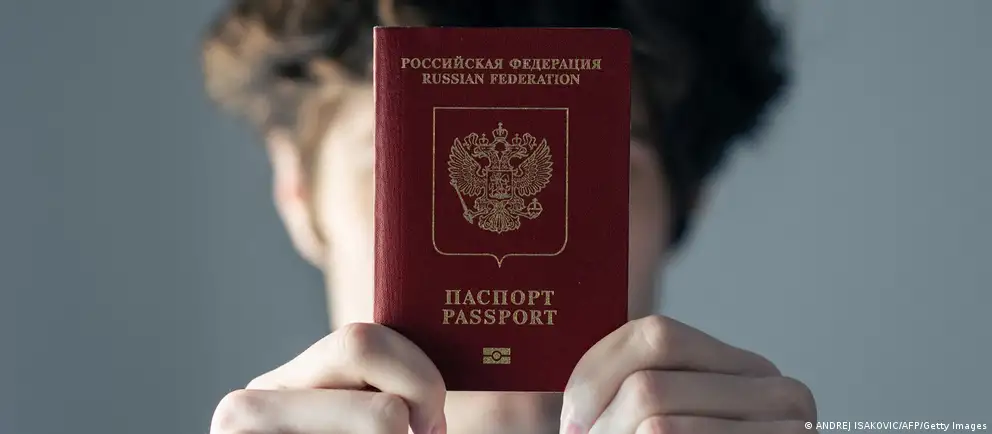 Евросоюз изменил первоначальное предложение о запрете въезда для россиян, участвовавших в боевых действиях: ограничение предлагается применять только к непосредственным участникам и к краткосрочным визам, при этом расширен перечень исключений.