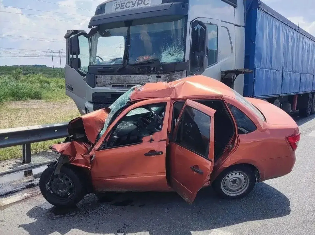 На трассе между Самарой и Волгоградом в аварии с участием фуры и легковушки погиб водитель Lada Granta.