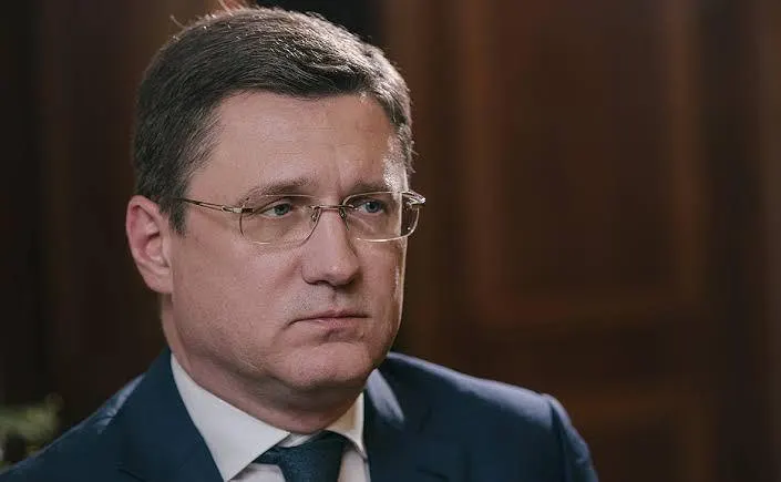 Вице‑премьер сообщил о сокращении очередей на АЗС и восстановлении работы заправок. Эксперты указывают на простаивающие НПЗ и высокий процент невыполненных оптовых заявок — дефицит бензина может сохраниться ещё несколько месяцев.