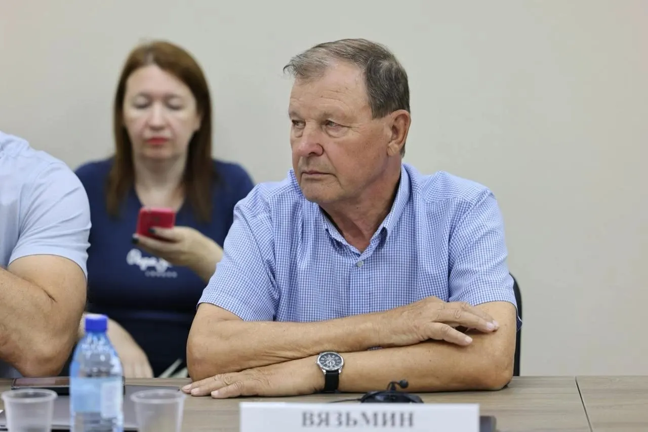 Заслуженный архитектор Александр Вязьмин заявил, что отсутствие единых нормативов и ошибочные проектные решения мешают эффективно справляться с платными парковками; удачный пример — только стадион.