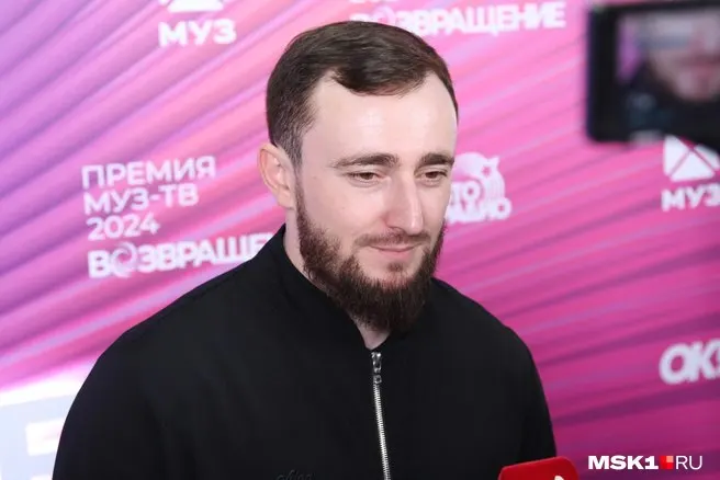 Исполнитель из Карачаево-Черкессии вернётся в Волгоград с концертом. Организаторы отмечают более скромные цены по сравнению с зимним шоу, когда за самый дорогой билет просили 200 тысяч рублей.
