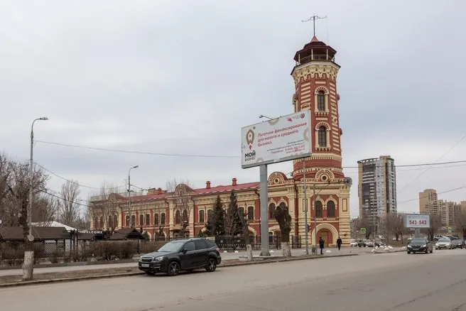 Парковка‑заместитель на Привокзальной площади начнёт работу в тестовом режиме: штрафы за уход с места без оплаты пока не будут применяться, но при желании парковку можно оплатить.