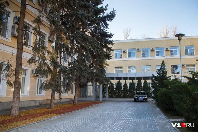 На портале госзакупок размещена заявка на ремонт крыши здания администрации Волгограда: начальная цена — 11,2 млн руб., срок выполнения — 90 дней.