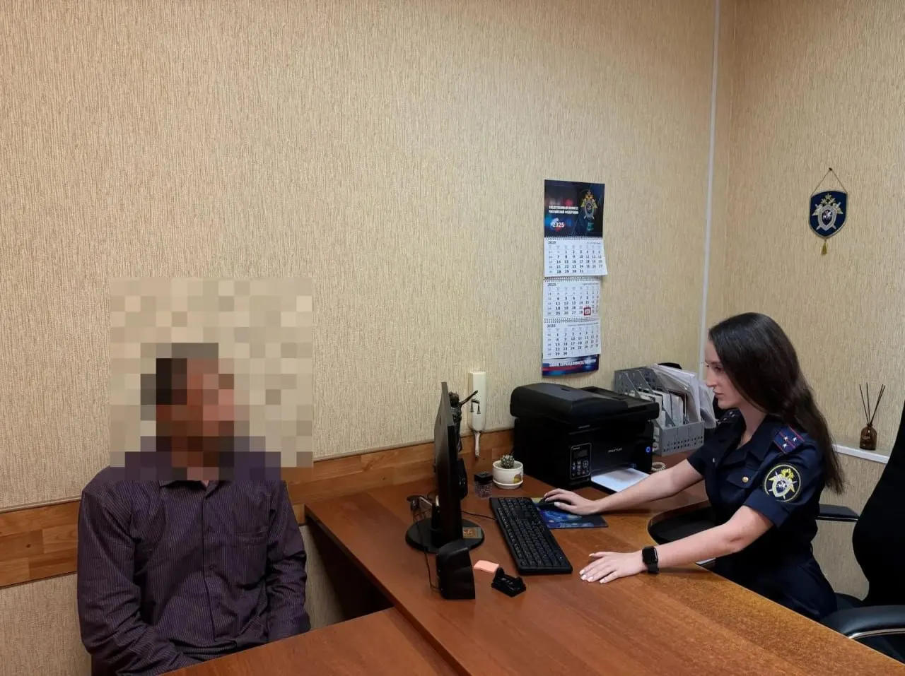 Инцидент произошёл в августе 2025 года в Советском районе Волгограда: родители заметили надругательства над 14‑летним мальчиком, подозреваемый сначала скрылся, но позже был задержан. Гражданство мужчины не раскрывается.
