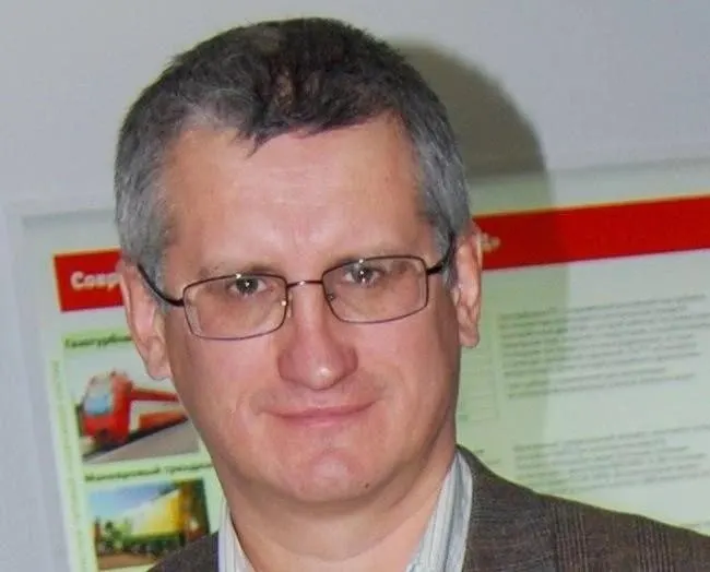 Владимир Ельников умер от сердечного приступа — ему вызвали несколько бригад скорой помощи, но спасти не удалось. Ранее он возглавлял газету «Крестьянская жизнь» и позже работал над аграрным журналом в Москве. Дата прощания пока не объявлена.