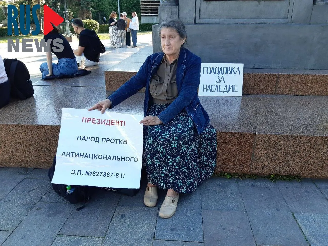 Председатель новосибирского отделения ВООПИК Наталья Шамина объявила голодовку у памятника в Москве в знак протеста против законопроекта о передаче региональным властям права исключать объекты культурного наследия; через час её задержала полиция.