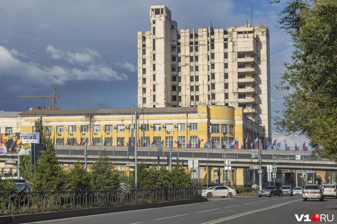 На торги выставлены помещения на 7-м и 11-м этажах общей площадью 96,5 кв. м. Начальная цена — почти 6 млн рублей. Заявки принимают до 4 августа.