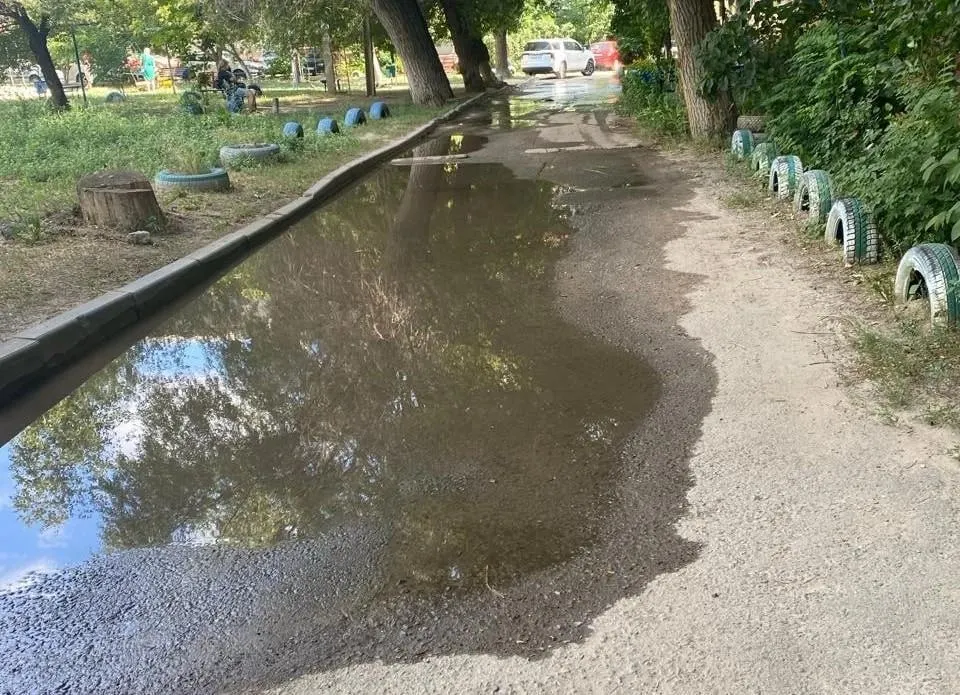 В домах на проспекте Металлургов уже второй день нет водоснабжения: из-за течи улица и внутриквартальная дорога затоплены, аварийные службы пока не устранили неисправность.
