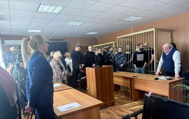 В областном суде обжалуют приговор Тракторозаводского районного суда: организаторов подпольного казино приговорили к длительным срокам, а руководитель, действовавший из колонии, получил самое суровое наказание. Подсудимые просят оправдать их.