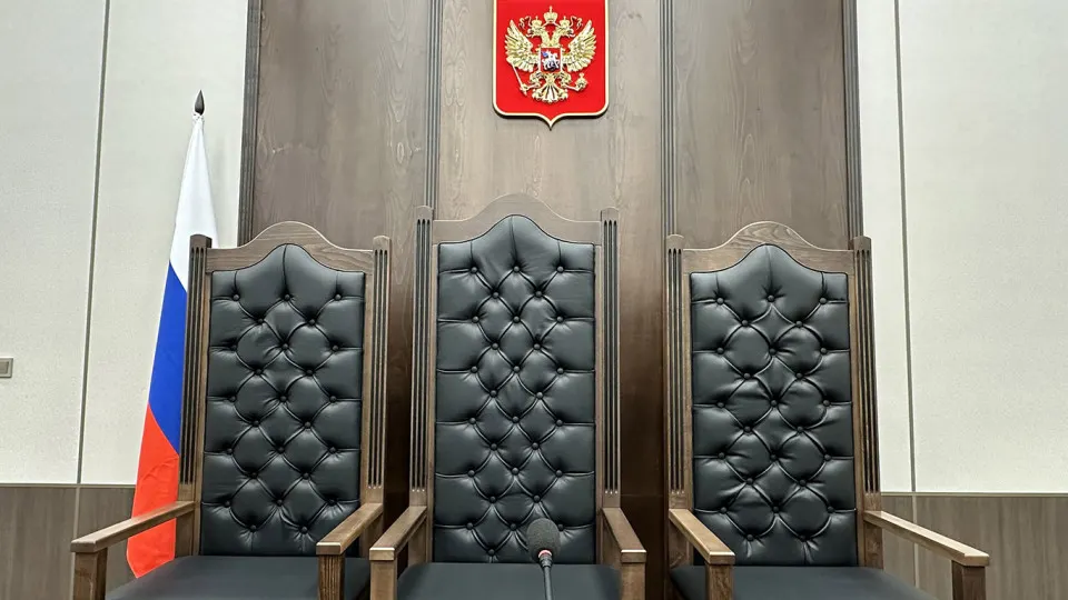 Правительственная комиссия одобрила инициативу Верховного суда о снижении квалификационных требований для ряда должностей в судах — от секретарей заседаний до консультантов. Эксперты предупреждают о рисках текучки и говорят о необходимости улучшения условий труда и карьерных перспектив.