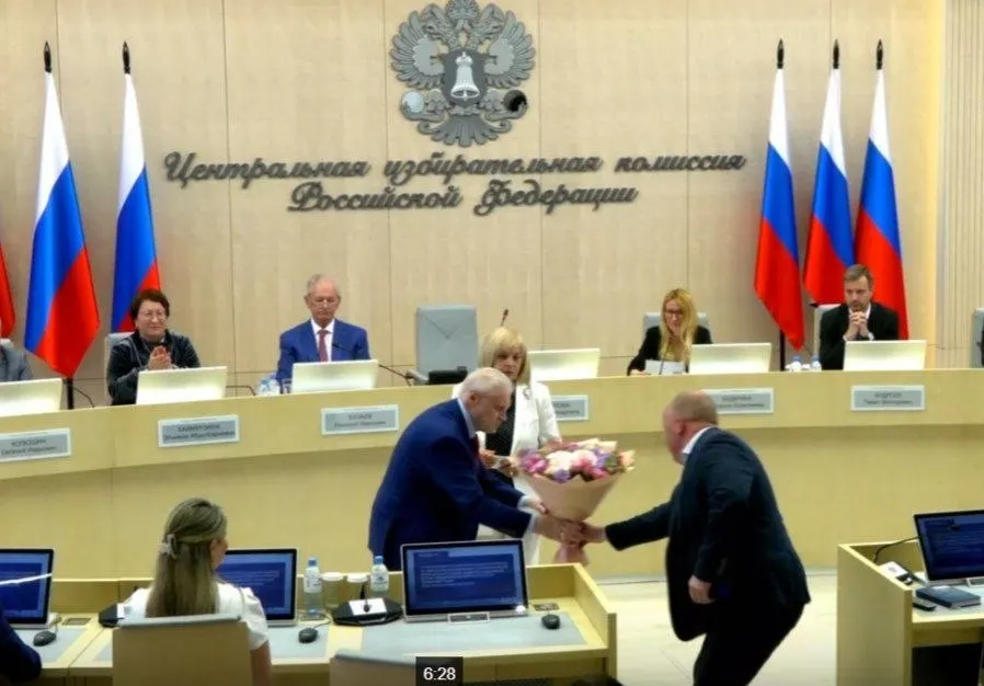 На заседании Центризбиркома единогласно зарегистрировали 260 кандидатов от «Справедливой России», выдали удостоверение лидеру партии, приняли в члены ЦИК представителя ЛДПР с правом совещательного голоса и утвердили 43 финансовых уполномоченных «Яблоко» для работы в 42 регионах.