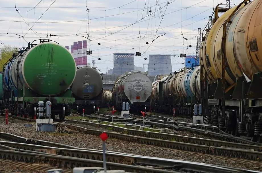 Правительство утвердило порядок поставок нефтепродуктов: в первую очередь топливо пойдет госструктурам, предприятиям оборонзаказа, сельхозпроизводителям и северному завозу; АЗС и частные водители могут получать его по остаточному принципу.