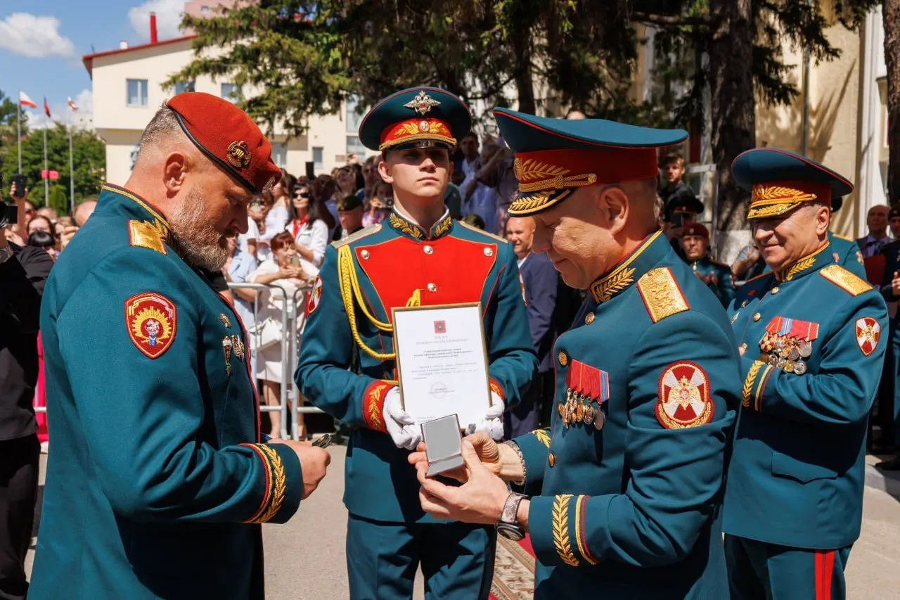 Начальнику Саратовского института войск национальной гвардии Александру Белоглазову присвоено воинское звание генерал-лейтенанта. Погоны и удостоверение вручил заместитель директора Федеральной службы войск национальной гвардии Анатолий Маликов.