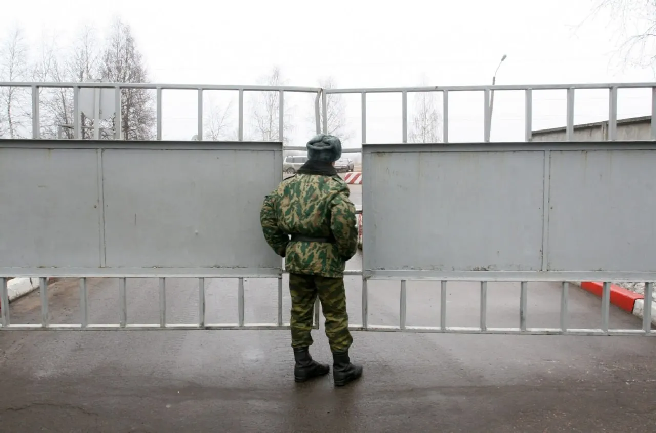 Депутат из Томска сообщил, что военнослужащим всё чаще присваивают статус «самовольно покинувших часть», из‑за чего семьи теряют положенные выплаты; по оценкам, таких случаев — десятки тысяч.