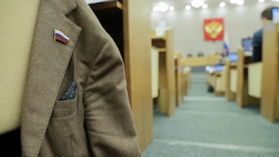 Правительство поддержало поправки, которые отменяют ответственность региональных депутатов за отсутствие или несвоевременную подачу деклараций о доходах. Поправки получили замечания профильных ведомств и продолжают изменения в правилах декларирования, начатые в конце 2025 года.