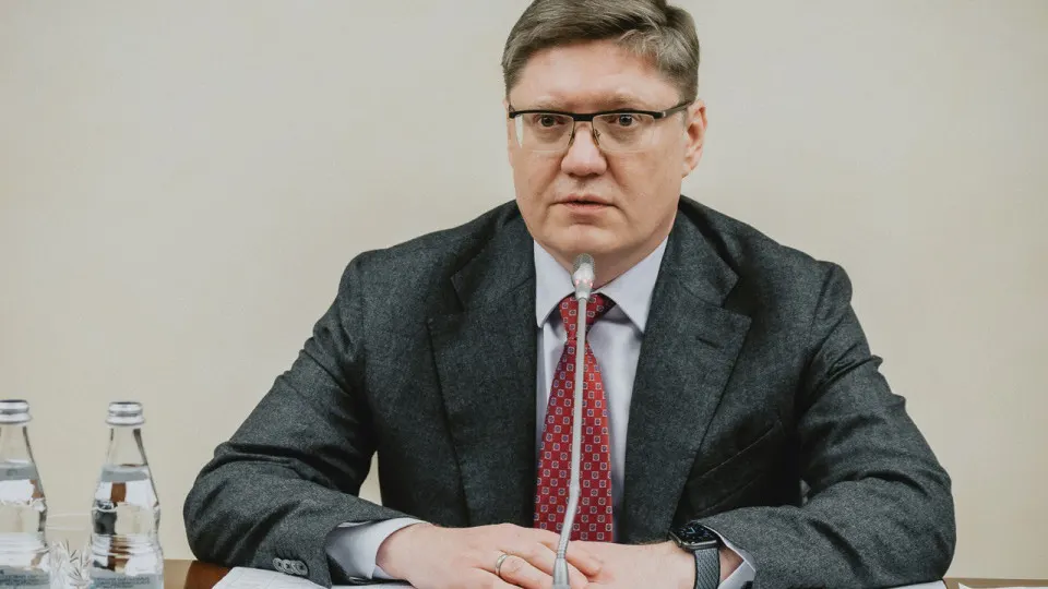 Заместитель руководителя фракции заявил, что перебои с бензином — результат внешних ударов, пообещал скорое решение проблемы. Между тем отраслевые оценки показывают значительное сокращение мощностей НПЗ и жёсткие ограничения по регионам.