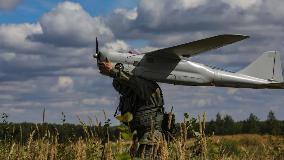 Совместное расследование выявило, что тесное военно‑техническое сотрудничество между Китаем и Россией продолжается как минимум три года: обмен технологиями, обучение персонала и совместные разработки, часть которых применяется в войне в Украине и направлена на подрыв работы спутниковых сетей, включая Starlink.