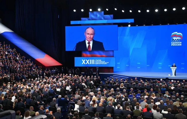 Администрация президента скорректировала KPI для «Единой России» на думских выборах: вместо первоначальных 55–60% теперь рассчитывают на примерно 45% при желаемой явке около 50%. Решение объясняют падением рейтингов, ростом цен и усталостью общества.