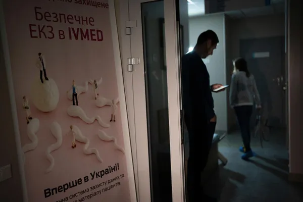 Депутаты приняли поправки в закон «О ветеранах»: бесплатное экстракорпоральное оплодотворение предоставят женам участников боевых действий и вдовам, не вступившим в повторный брак в течение пяти лет; суррогат и забор биоматериала останутся за плату.