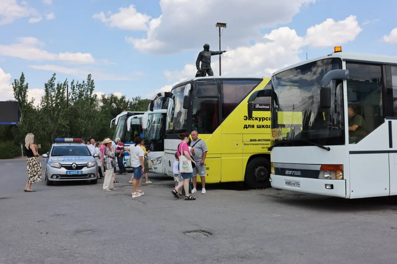 На площади Дзержинского в Тракторозаводском районе около 500 детей из‑за неисправных автобусов простояли на жаре; часть уехала, около 50 человек остались ждать.