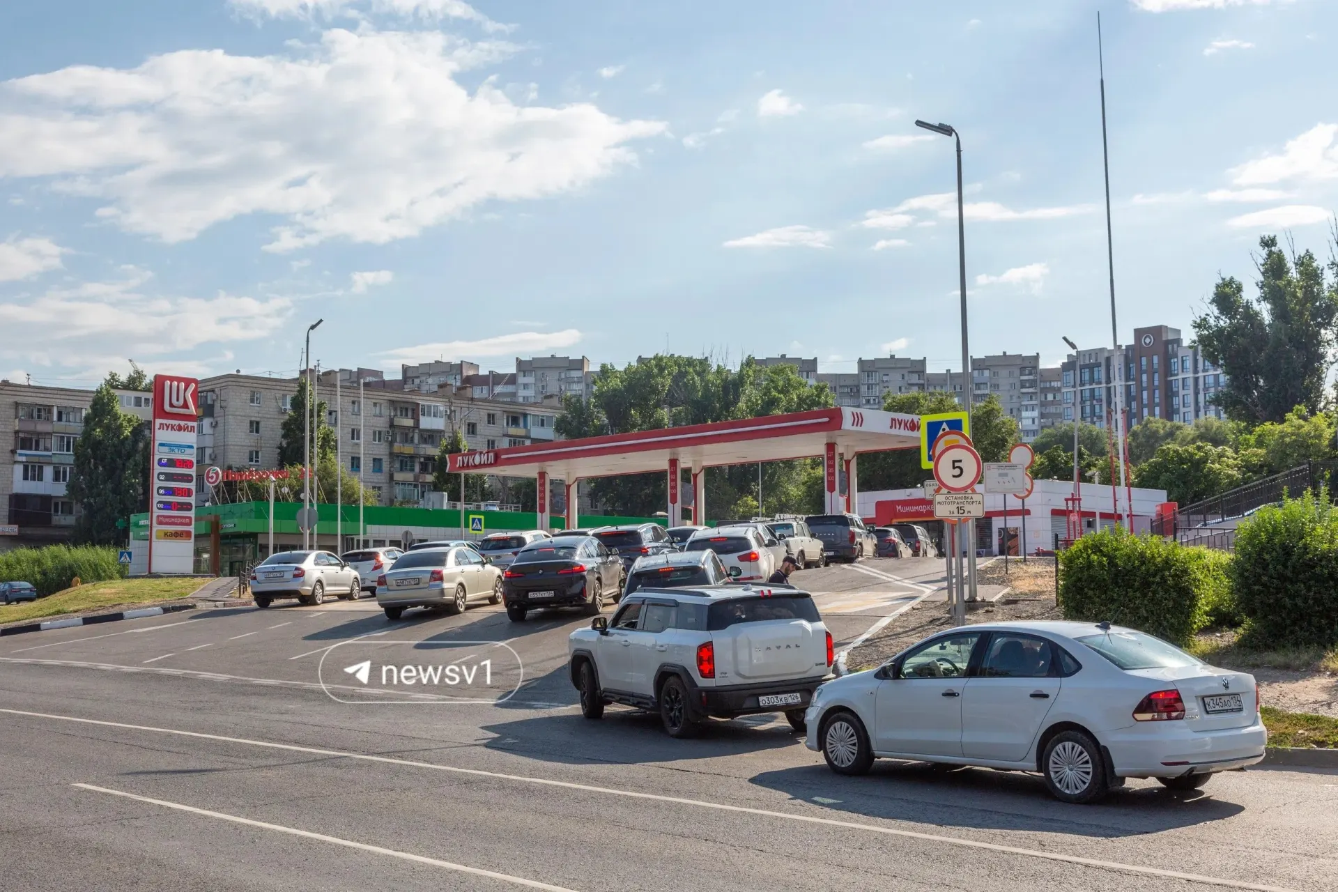 В регион поступила партия бензина марки АИ‑95. Комитет промышленной политики Волгоградской области отмечает, что спрос выровнялся и паника вокруг топлива спадает.