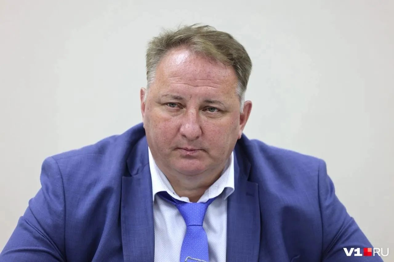 Возле музея‑панорамы в Волгограде движение экскурсионных автобусов и легковых машин привело к пробкам на прилегающих улицах; власти обещают увеличить количество парковочных мест для туристических автобусов.