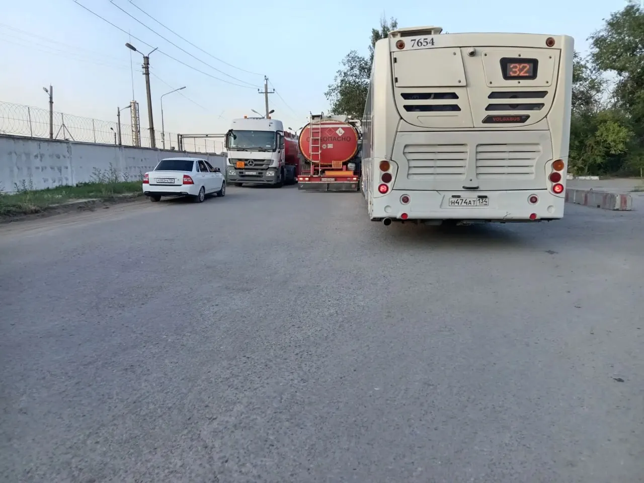 Горожане сообщают, что автобус высаживает пассажиров у нефтебазы и не приезжает до конечной станции; по словам жителей, версии о причинах постоянно меняются.