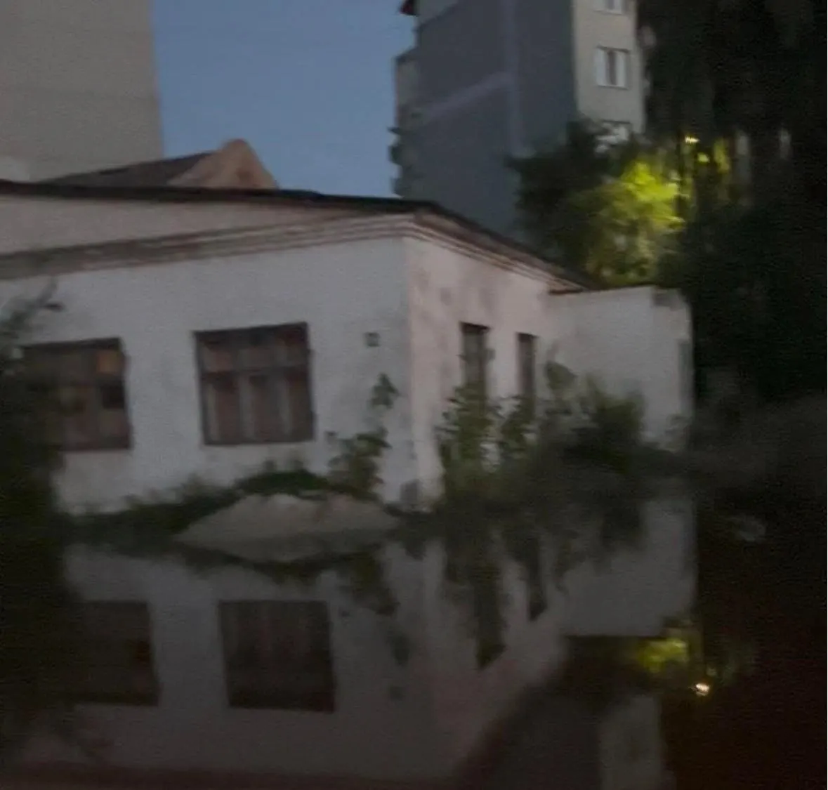 Власти пообещали устранить течь в бане на улице Красноуфимская в Кировском районе Волгограда; к работам привлекут «Концессии водоснабжения».