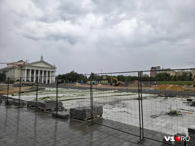 Администрация Волгограда потребовала от МБУ «Северное» завершить работы по благоустройству площади Павших Борцов к 1 августа и обещает санкции в случае просрочки.