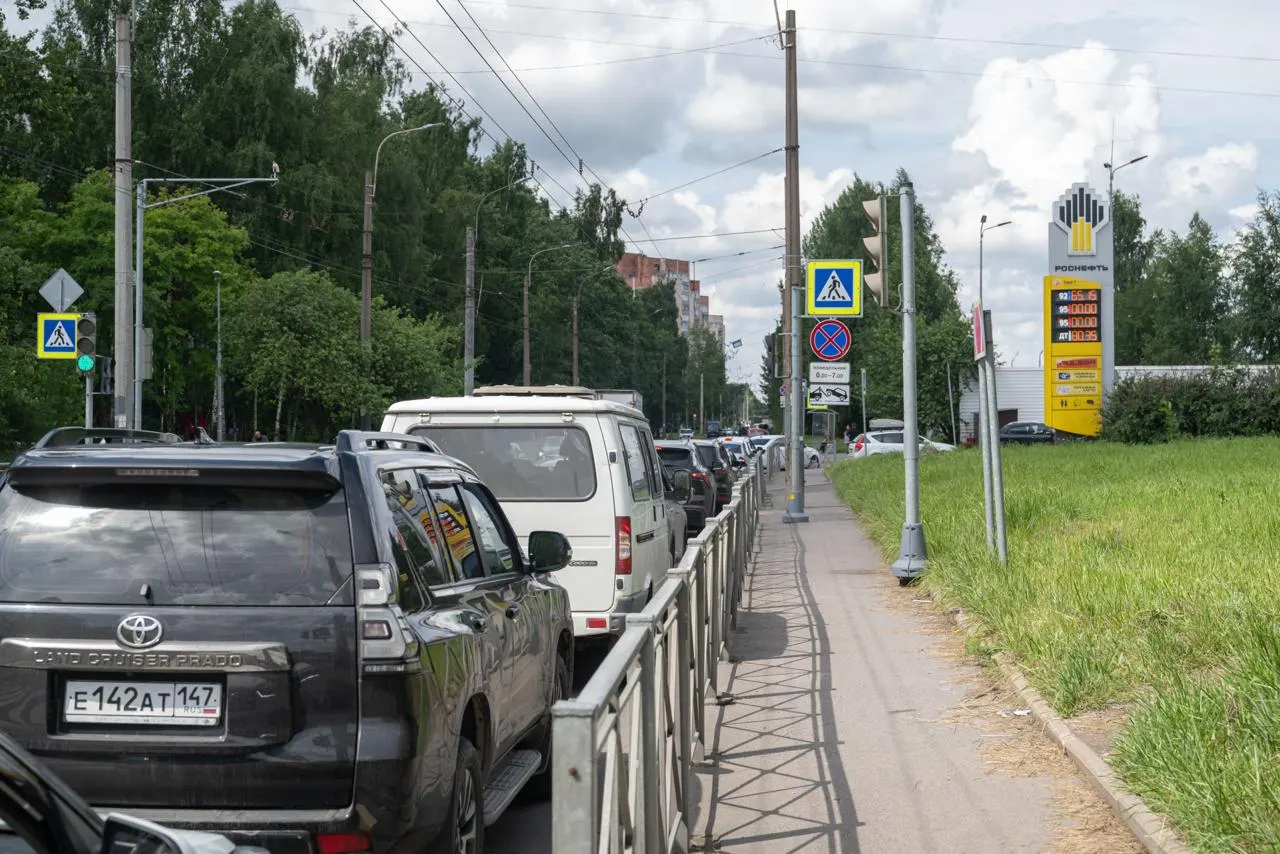 Проверка нескольких петербургских АЗС показала, что в городе продолжают поставлять бензин Евро‑5, несмотря на временное разрешение на оборот топлива Евро‑3 по стране; работники заправок сомневаются в скором массовом переходе.