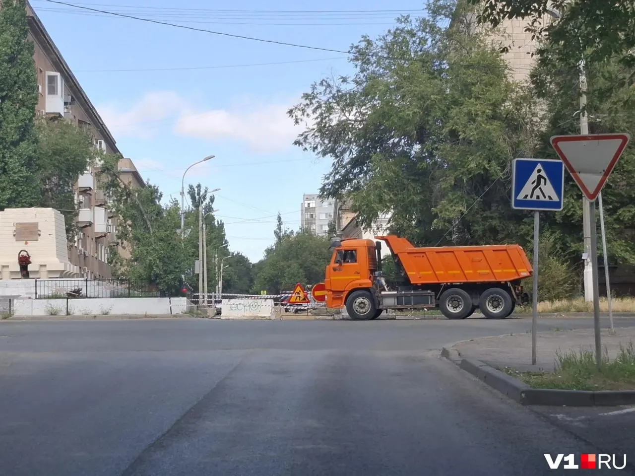 После плановых работ несколько домов в Краснооктябрьском районе Волгограда остаются без горячей воды — люди греют воду на плите и принимают душ ковшиками, хотя подачу обещали восстановить 15 июля.