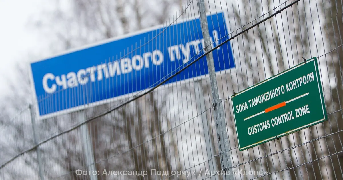 МИД РФ объявил двух итальянских дипломатов персонами non grata; иностранцам и членам их семей предписано покинуть страну в течение 72 часов.