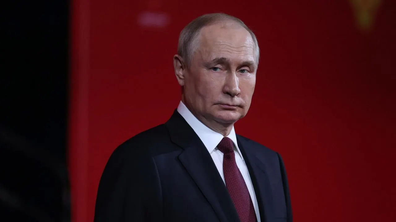 Власти РФ отклонили инициативу президента Казахстана о прекращении огня и возвращении к «Стамбульскому формату». В Кремле заявили, что остановка боёв возможна лишь при выполнении условий, изложенных Москвой, и отмечают, что позиция Киева делает «заморозку невозможной».