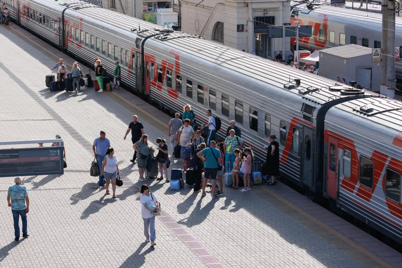В Фроловском районе поздно ночью скорый поезд столкнулся с оставленным на рельсах легковым автомобилем. Никто не пострадал, состав прибыл в Волгоград по расписанию.