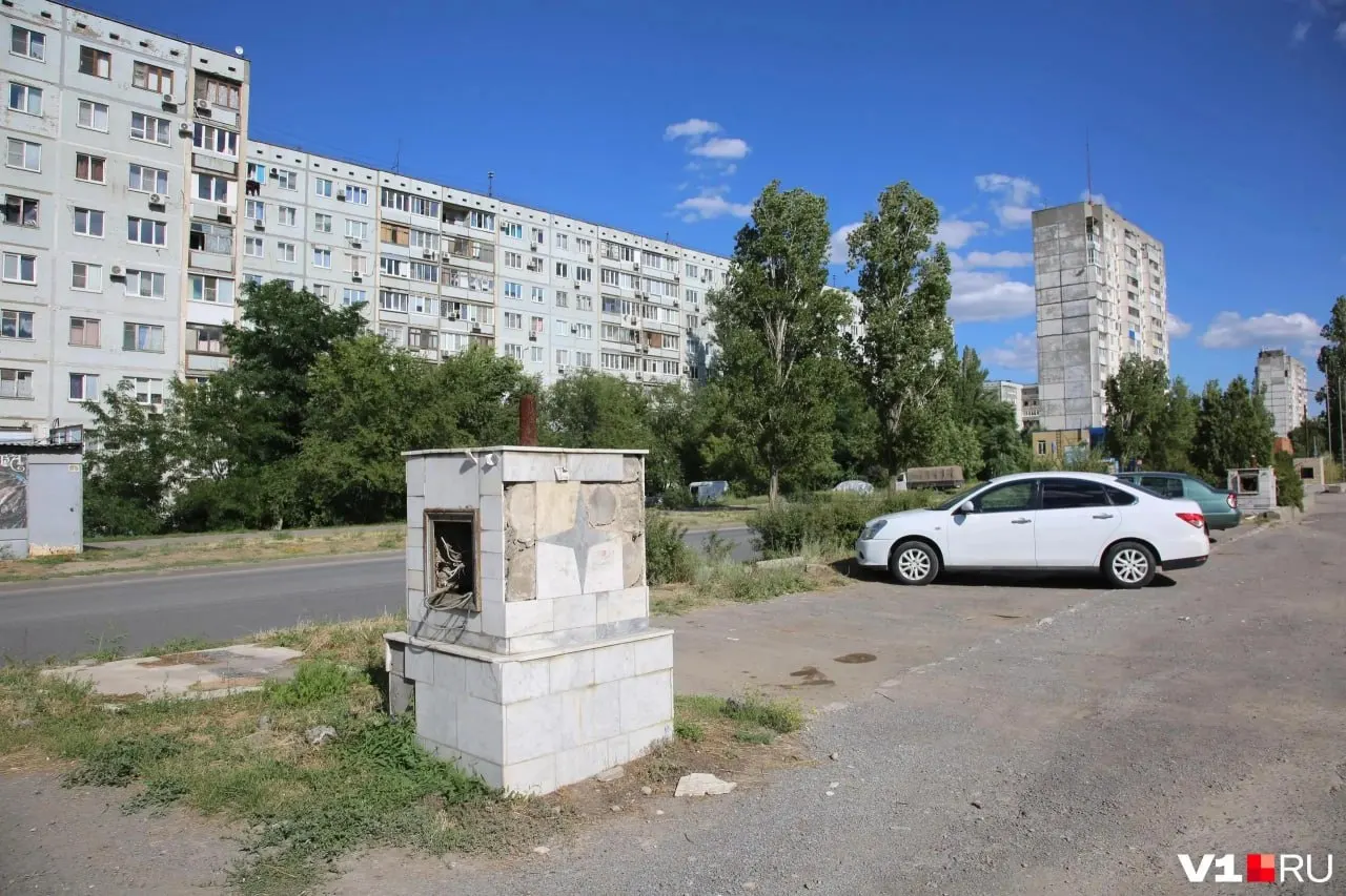 После сноса бывшей гостиницы на бульваре 30 лет Победы пропали 11 чугунных фонарей. Общественник несколько лет добивался проверки, но правоохранители искать опоры не стали.