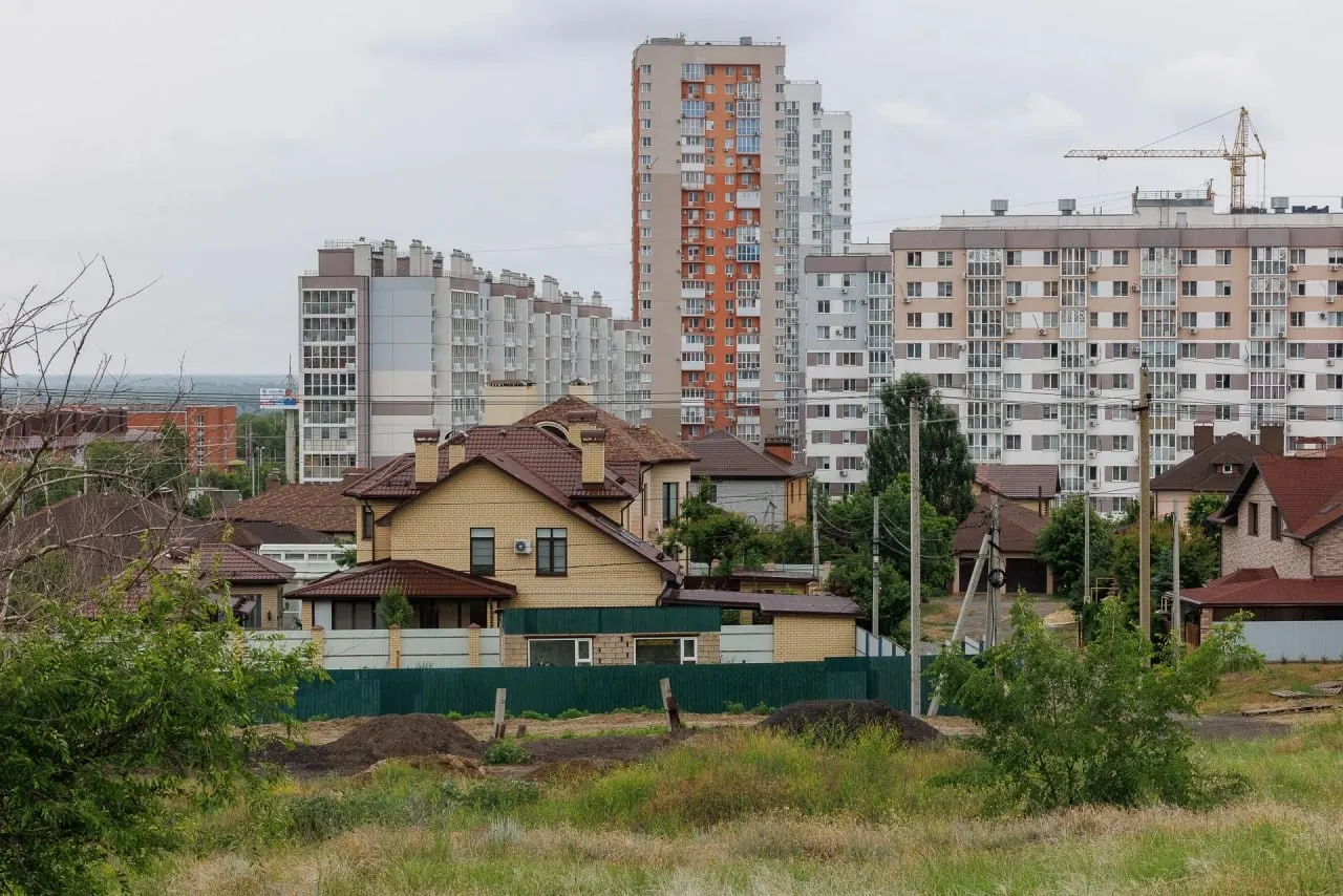 На участках, оформленных под ИЖС в Кировском районе, по словам жителей, появляются неприспособленные «дома», затем меняют вид использования земли и вводят помещения в коммерцию; прокуратура подала иск.