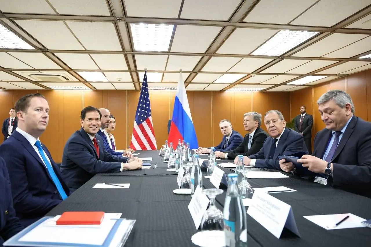 Глава МИД РФ Сергей Лавров встретился с сенатором США Марком Рубио в Маниле на полях саммита АСЕАН; встреча продолжалась 35 минут.