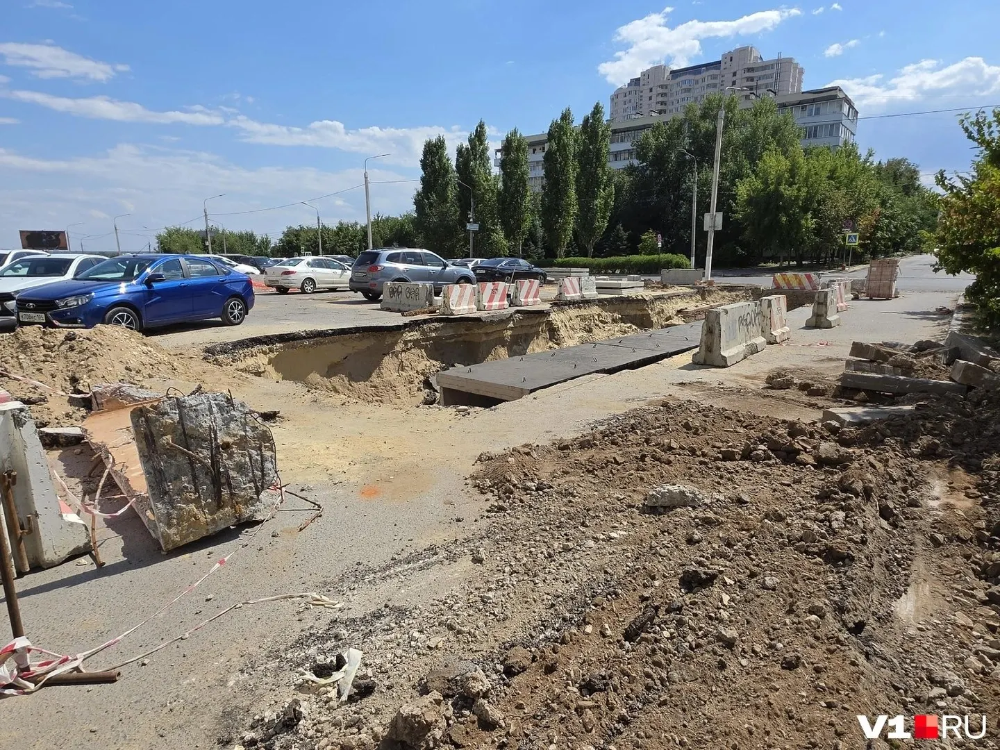 Жители и автомобилисты жалуются на незакрытый котлован у здания на 7-й Гвардейской — в «Концессиях теплоснабжения» говорят, что работы и проверка герметичности сети завершатся лишь в августе. С середины августа часть соседних улиц может остаться без горячей воды.