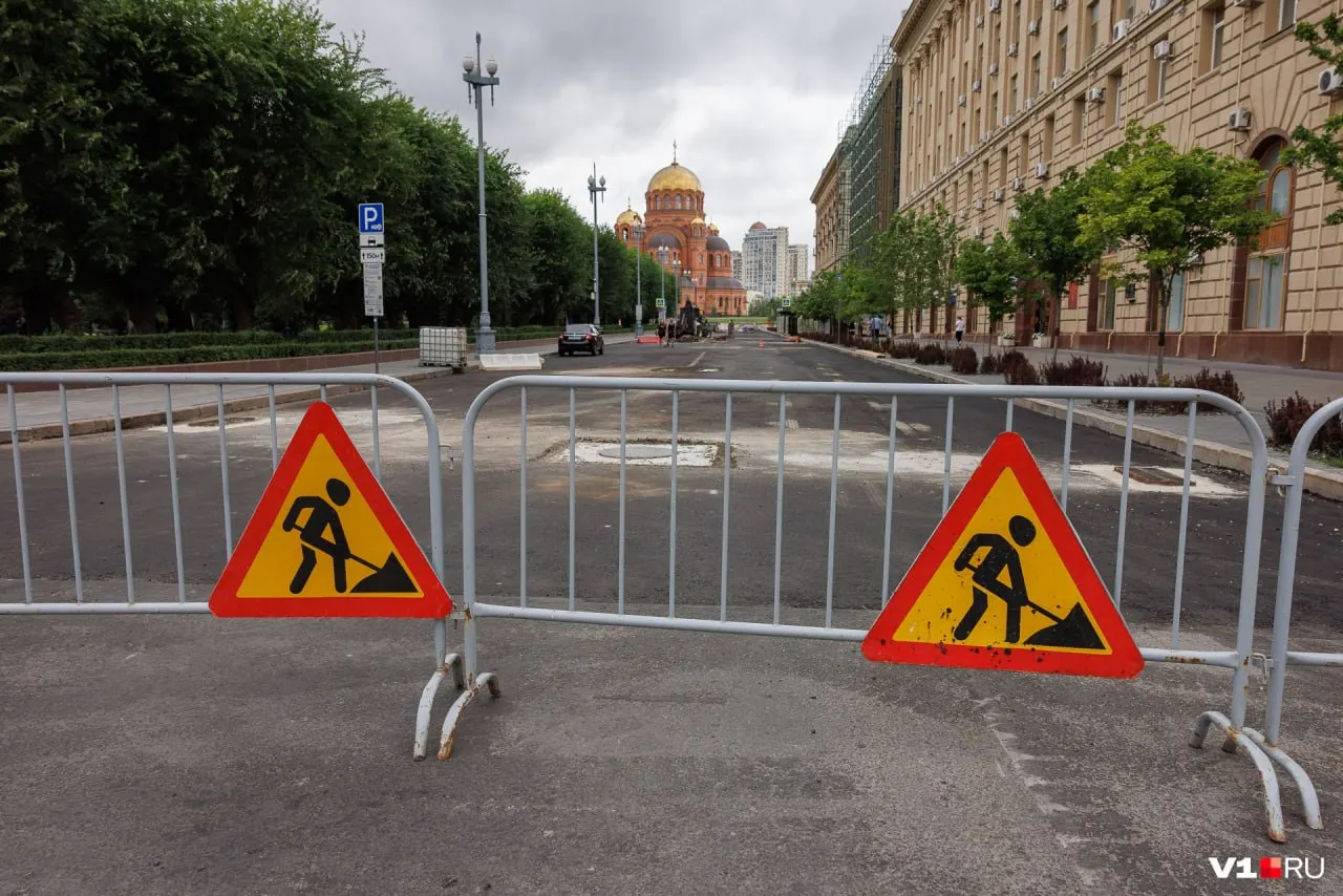 На Аллее Героев в Волгограде начали укладывать новый асфальт и менять крышки люков ливневки. В администрации сообщили, что работы выполняет МБУ «Северное», при этом срок окончания работ истёк 22 июля.