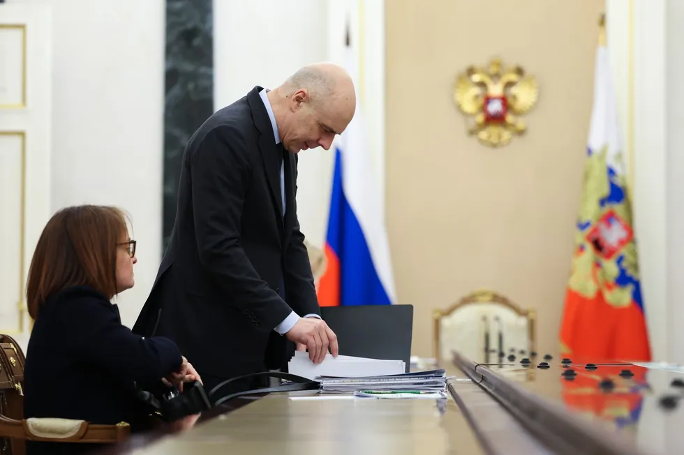 Парламент дал Минфину возможность оперативно увеличивать расходы и займы без формы́льного пересмотра бюджета. Это снимает прозрачность и предсказуемость фискальной политики, повышает ключевую ставку и давит на бизнес и население.