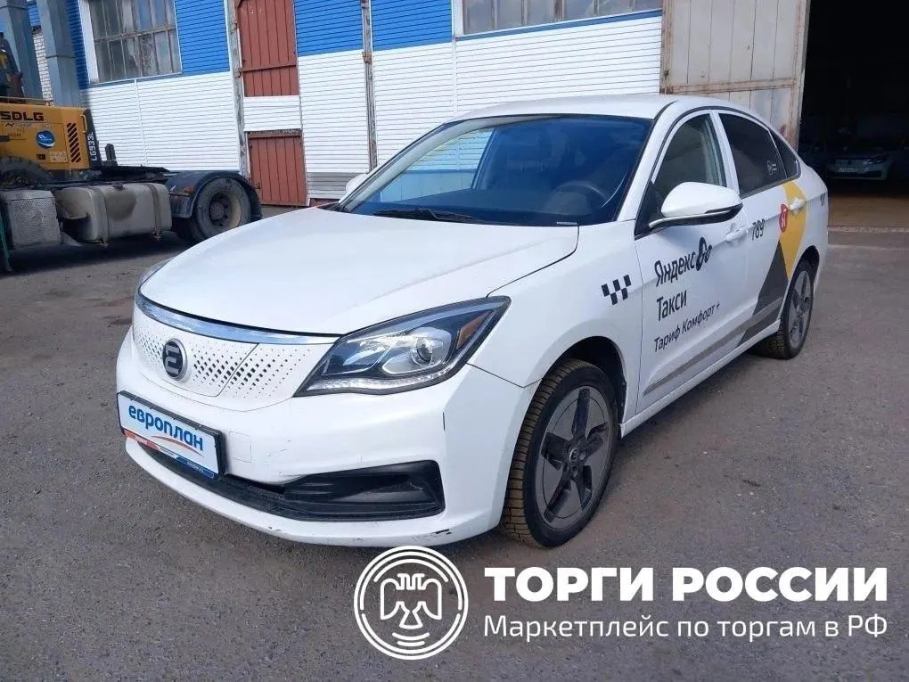 На площадке объявлений появились лоты с бывшими такси — «Лада», Evolute и Chevrolet Cobalt 2023 года. Цены 800–900 тысяч рублей, пробег каждого — более 100 тысяч километров. В продажу машины выставила лизинговая компания.