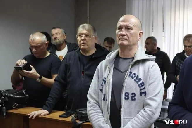 4-й Кассационный суд Краснодара рассматривает кассацию по делу бывших депутатов Волгоградской городской думы, обвиняемых в создании ОПС и хищении средств страховых компаний через фиктивные ДТП; приговор был вынесен в конце 2025 года.