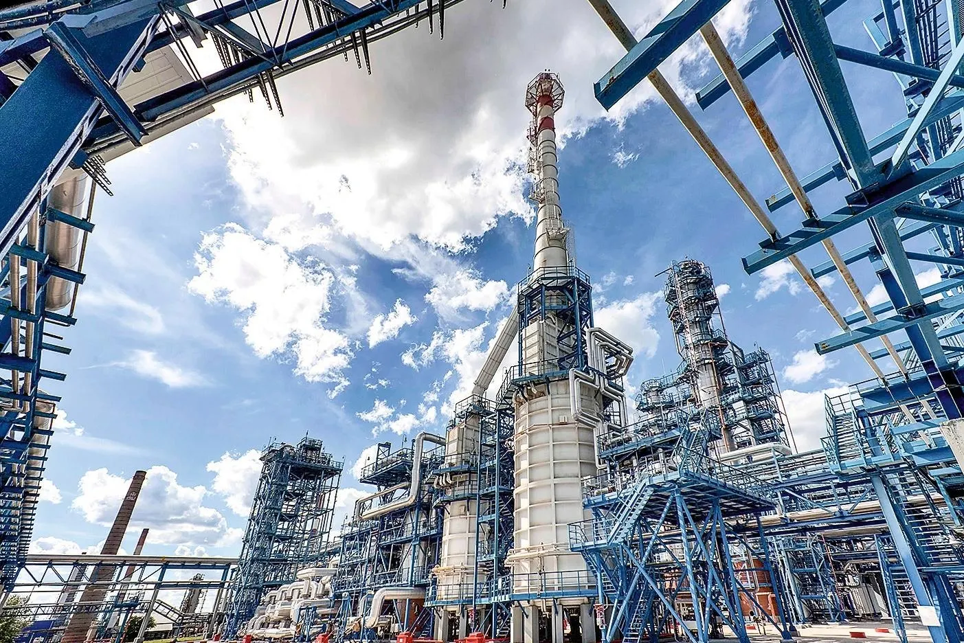 Власти в июне увеличили субсидии нефтепереработчикам до 210,6 млрд рублей, стимулируя оставлять больше бензина и дизеля на внутреннем рынке и пытаясь избежать дефицита на фоне роста мировых цен и перебоев в судоходстве.