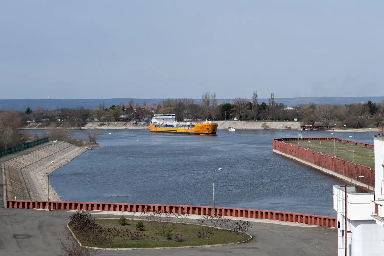 Власти временно остановили проход судов по каналу между Доном и Азовским морем после атак беспилотников, повредивших несколько танкеров. Остановка может затронуть значительную часть экспорта пшеницы, проходящего через Азовское море.